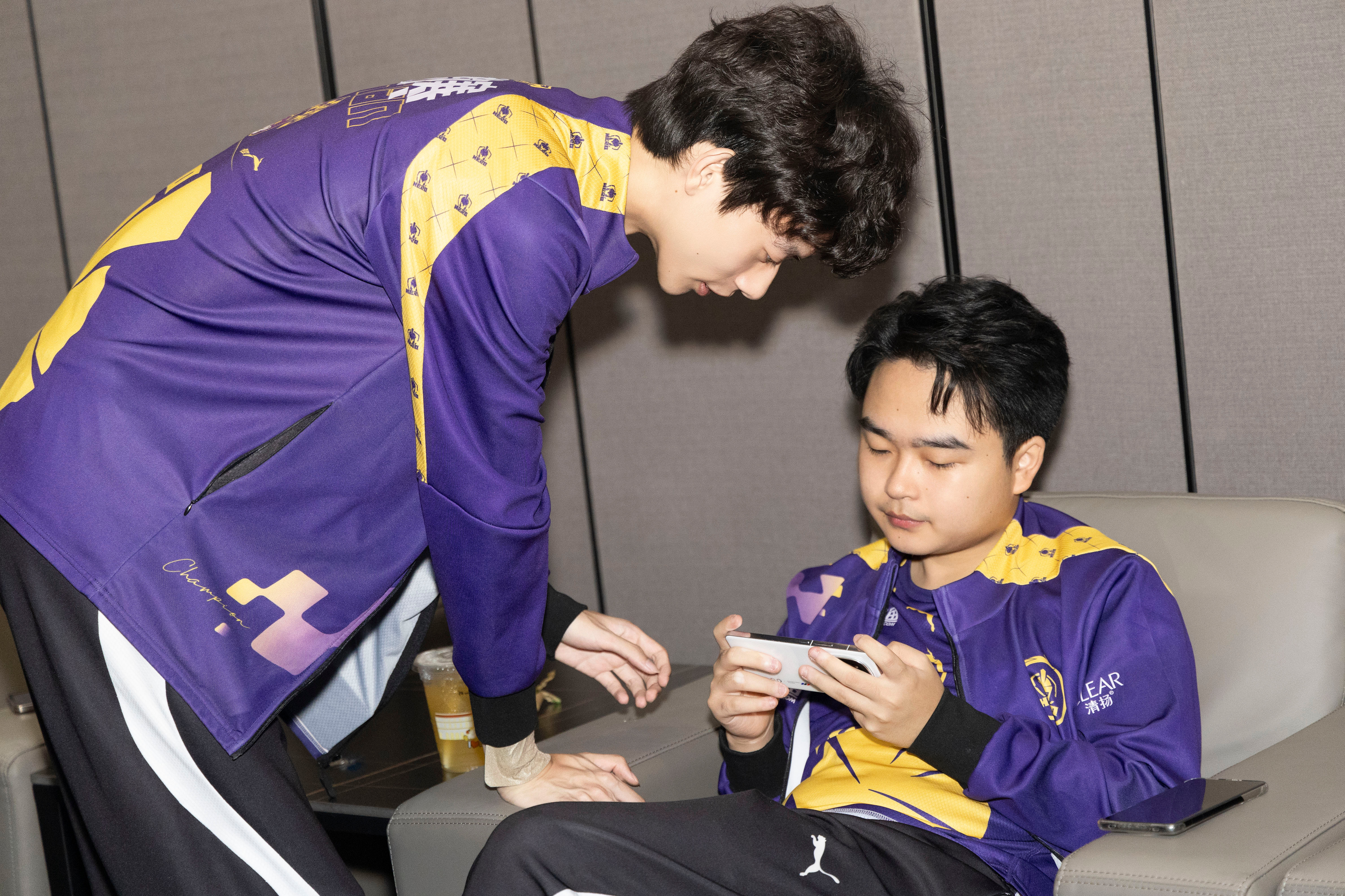 FLY横扫JDG,Knight开启传奇时刻强强对话淘汰赛,点燃全场激情 FLY横扫JDG,Knight开启传奇时刻强强对话淘汰赛,点燃全场激情