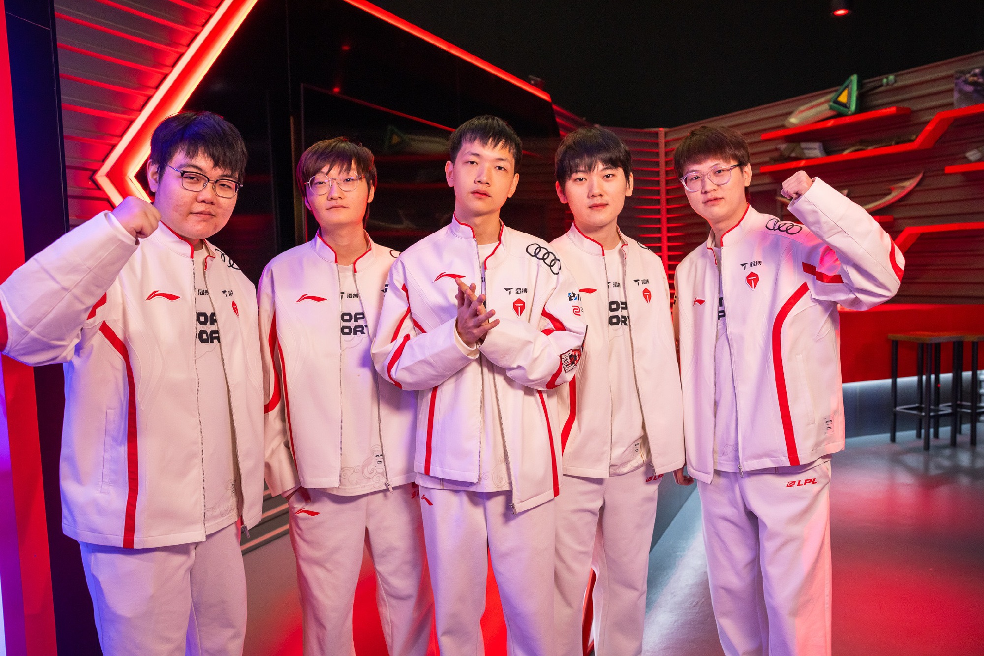 FLY横扫RNG,Gumayusi关键团战开团秒人鏖战多局2025世界赛,锁定晋级资格 FLY横扫RNG,Gumayusi关键团战开团秒人鏖战多局2025世界赛,锁定晋级资格