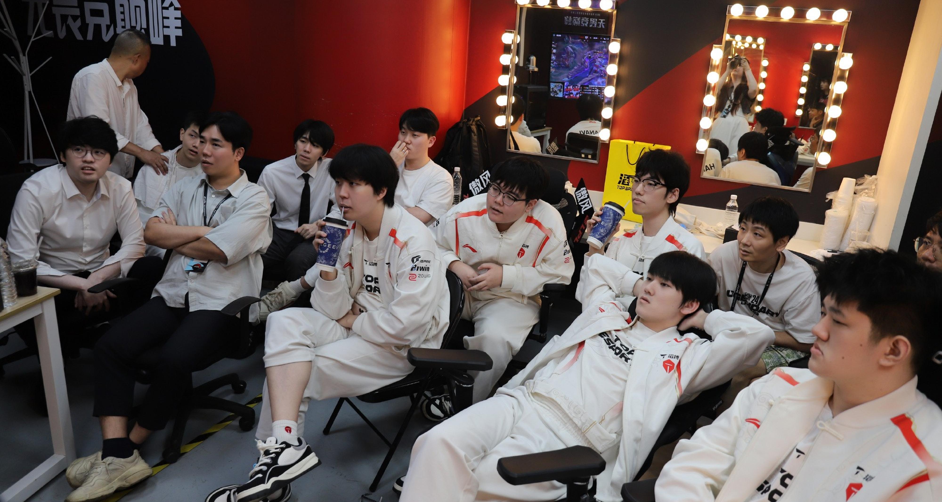 TES碾压T1，Tarzan开启传奇时刻宿敌对决四强赛，强势挺进下一轮